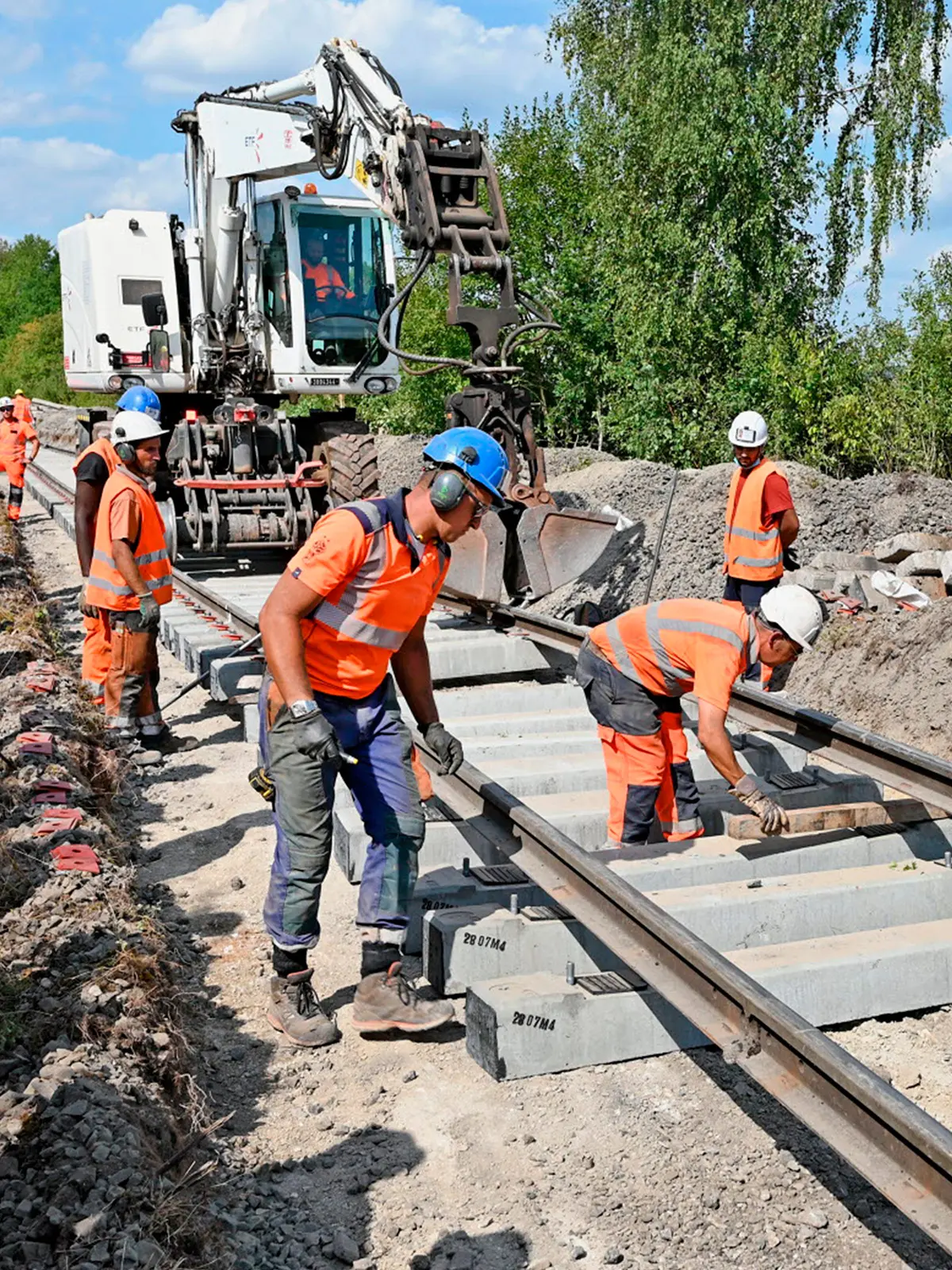 2 hommes sur un chantier ferroviaire