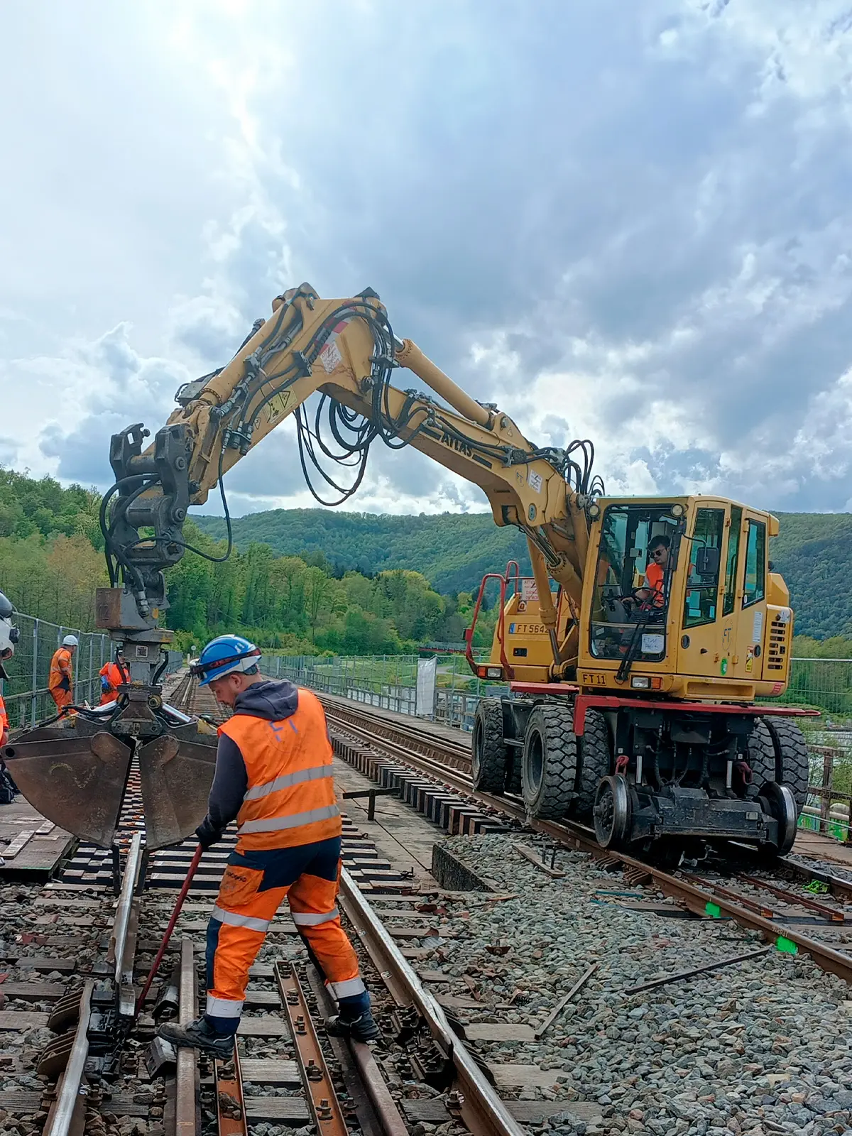 2 hommes sur un chantier ferroviaire